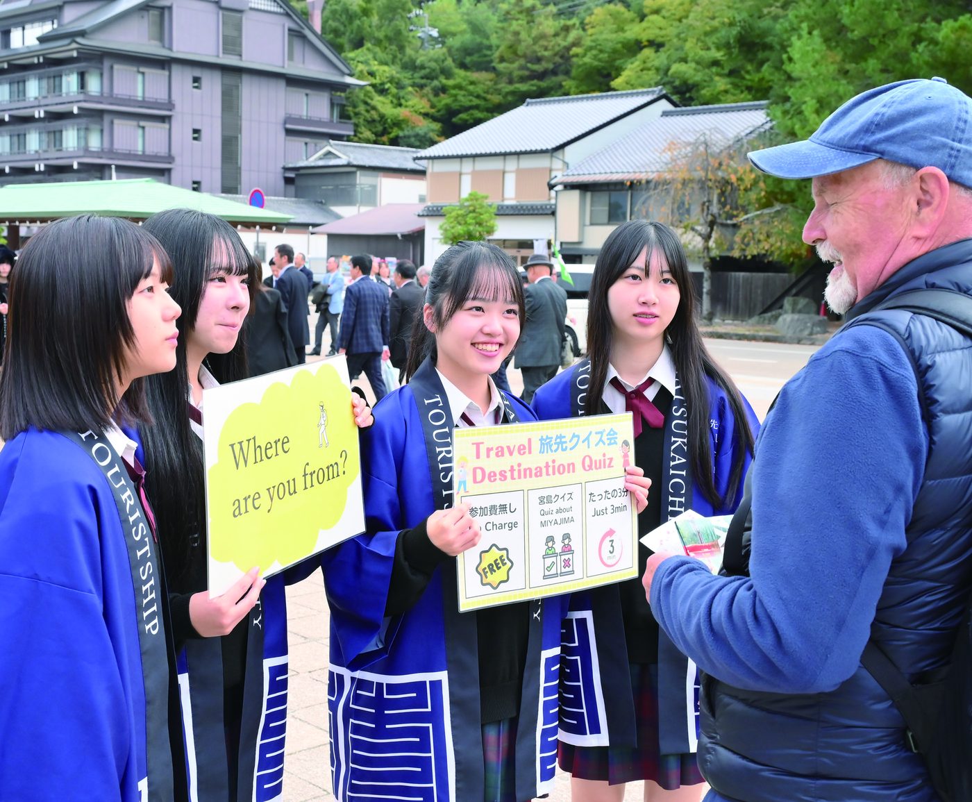 海外からの旅行者に英語で観光案内をする生徒たち