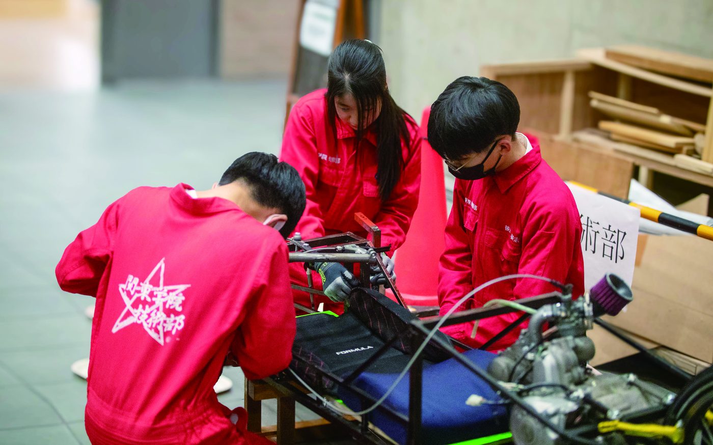 科学技術部で機械の製作に取り組む生徒